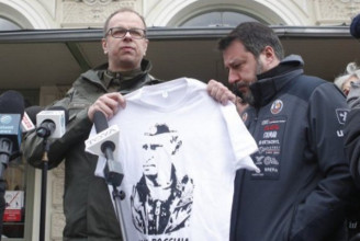 Élőben trollkodta meg a lengyel politikus a nemrég még putyinos pólóban pózoló Matteo Salvinit