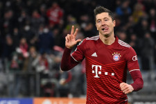 Lewandowski 11 perc alatt triplázott a BL-ben, a Bayern 7 gólt rúgva, a Liverpool vereséggel a nyolc között