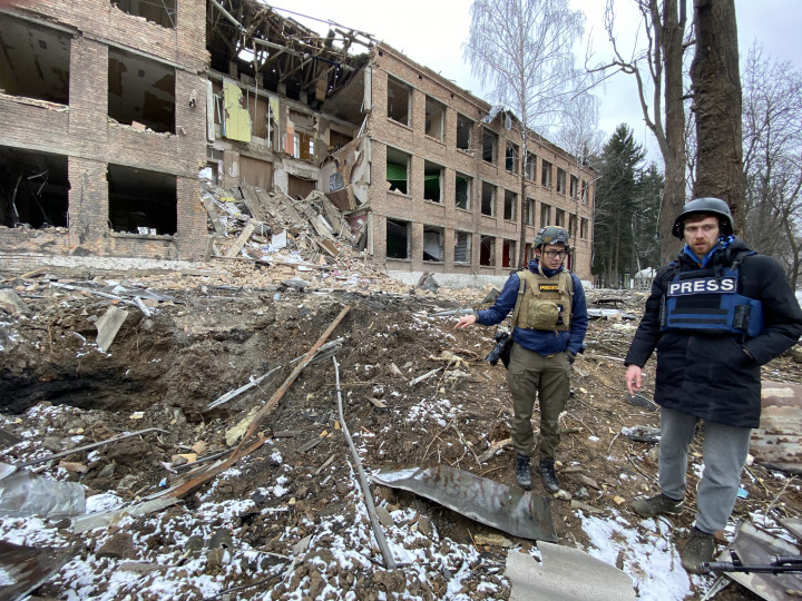 Újságírók Vaszilkivben március 1-jén. A háborús helyszínen dolgozó külföldiek biztosítása nem könnyen megoldható feladat – Fotó: Ukrinform / NurPhoto / AFP