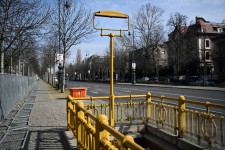 A BKV cserélte le az átragasztott Bajza utca táblát az orosz nagykövetség mellett