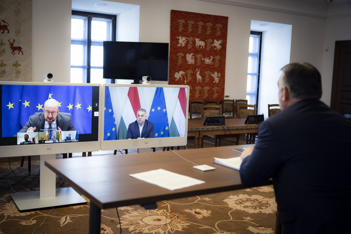 Orbán Viktor miniszterelnök a másnapi franciaországi rendkívüli EU-csúcs előkészítéseként videókonferencia keretében egyeztet Charles Michellel, az Európai Tanács elnökével március 9-én – Fotó: Fischer Zoltán / Miniszterelnöki Sajtóiroda / MTI
