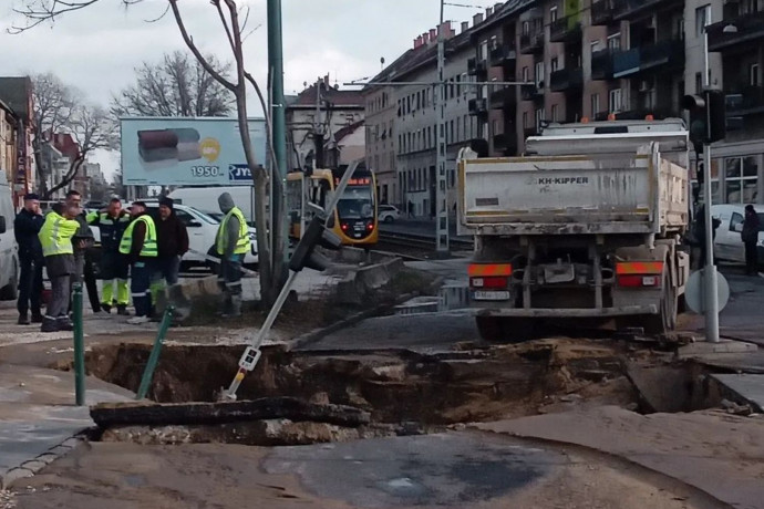 Építési vállalkozó fúrt bele a Bosnyák téren kifakadt vízcsőbe
