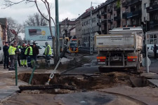 Építési vállalkozó fúrt bele a Bosnyák téren kifakadt vízcsőbe