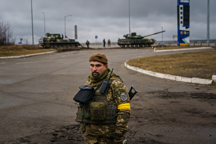 Ukrán katonák egy ellenőrző ponton Szitnyakiban március 3-án – Fotó: Marcus Yam / Los Angeles Times / Getty Images
