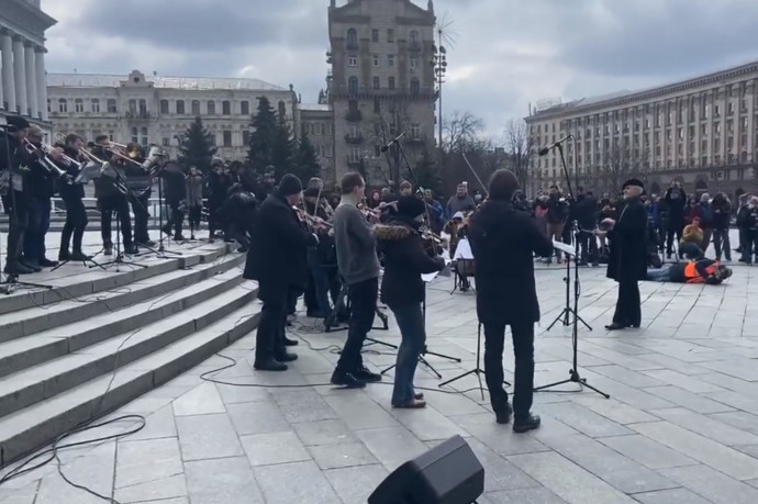 Kijev főterén tartott szabadtéri koncertet a Kijevi Klasszikus Szimfonikus Zenekar
