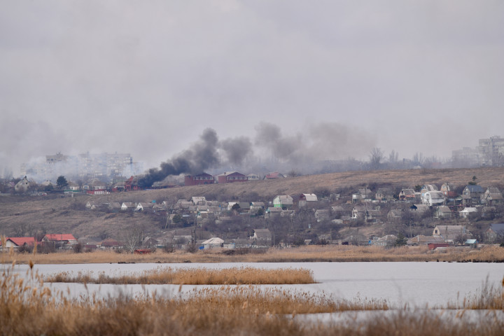 Füst száll fel a Donyeckben, Mariupol régiója felett – Fotó: Viktor Antonyuk / Sputnik / AFP