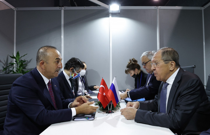 Mevlüt Çavuşoğlu és Szergej Lavrov találkozója Belgrádban az el nem kötelezett országok mozgalmának 60. évfordulóján, 2021. október 11-én – Fotó: Cem Ozdel / Anadolu Agency / AFP