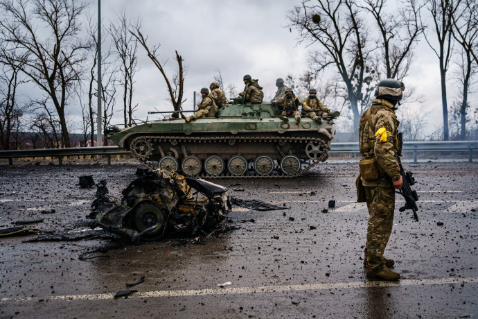 Ukrán katonai jármű a Kijev közelében lévő Sitnyaki közelében 2022. március 3-án – Fotó: Marcus Yam / Los Angeles Times / Getty Images