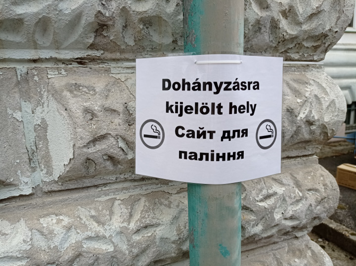 A volt kórház területén, az udvaron lehet most dohányozni – Fotó: Sudár Ágnes / Facebook