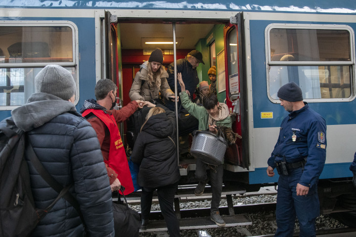 Ukrajnából menekülő család érkezik a budapesti Nyugati pályaudvarra 2022. március 7-én – Fotó: Melegh Noémi Napsugár / Telex