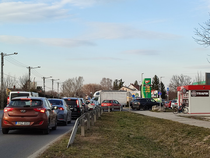 Győrben is kitörni látszik a benzinláz: szerda délután a Galántai úti Mol-kúton hat tankoló és 22 várakozó autót számoltunk össze, a sor vége a kanyarodósávban állt – Fotó: Cséfalvay Attila / Telex