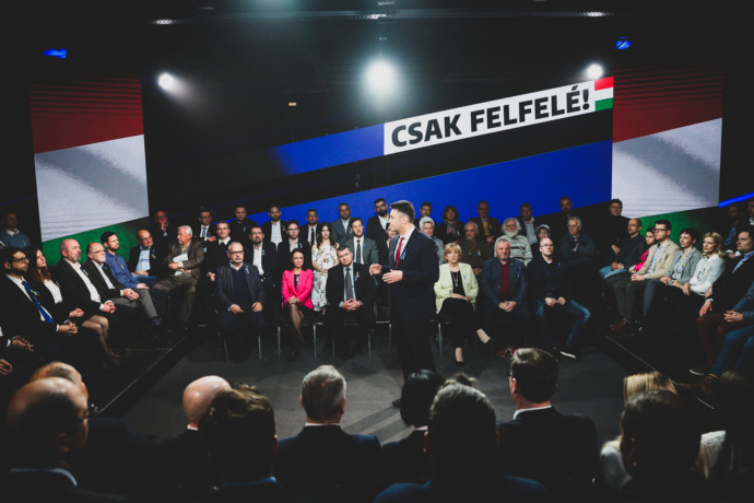 Ígéretcunamival és Orbán Viktor ostorozásával hirdetett kormányprogramot Márki-Zay Péter