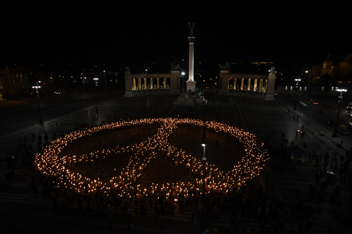 Békejel rajzolódott ki a Hősök terén