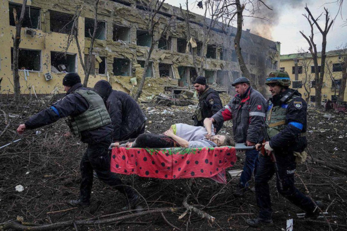 Terhes nőket mentettek ki a bombatalálatot kapott szülészeti klinika romjai közül Mariupolban