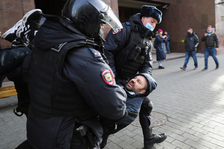 Egy háború ellenes tüntetés résztvevőjét veszik őrizetben Moszkvában március 6-án – Fotó: Vladimir Pesnya / Epsilon / Getty Images
