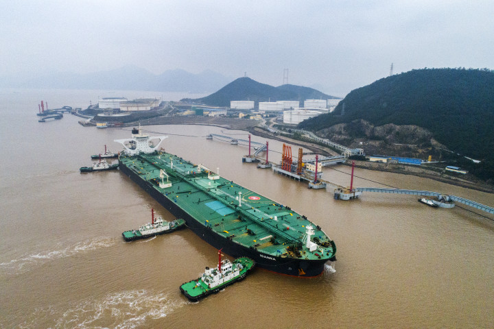 Vontatóhajók tolják a kikötőhelyre a 300&#8239;000 tonnás Ioanna olajszállító tankert Ningbóban – Fotó: Yao Feng / Imaginechina / AFP