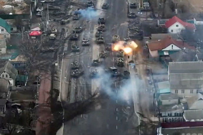 Videó Kijev keleti szélénél megsemmisülő tankokról