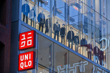 Az Uniqlo is bezárja az oroszországi üzleteit, a Skechers nem szállít cipőket Oroszországba