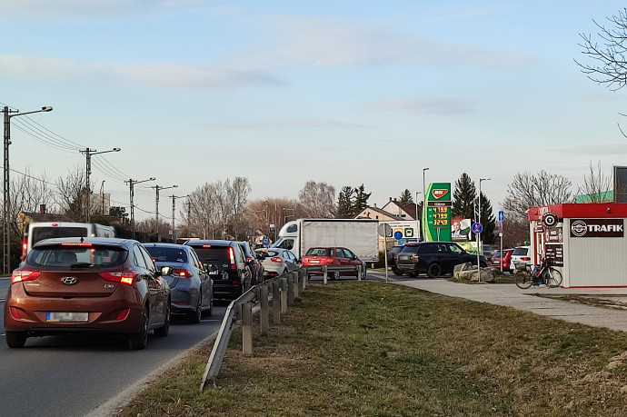 Autósok állank sorban március 9-én egy győri benzinkútonál – Fotó: Cséfalvay Attila / Telex