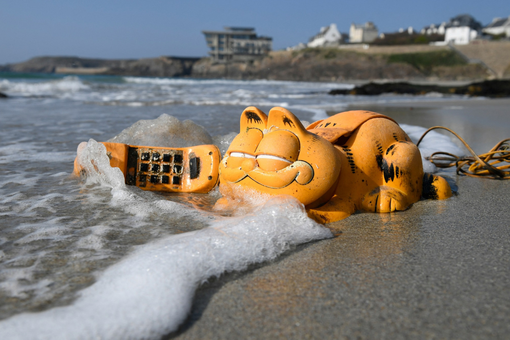 Évtizedek óta bukkannak fel a francia tengerparton a Garfield formájú telefonok