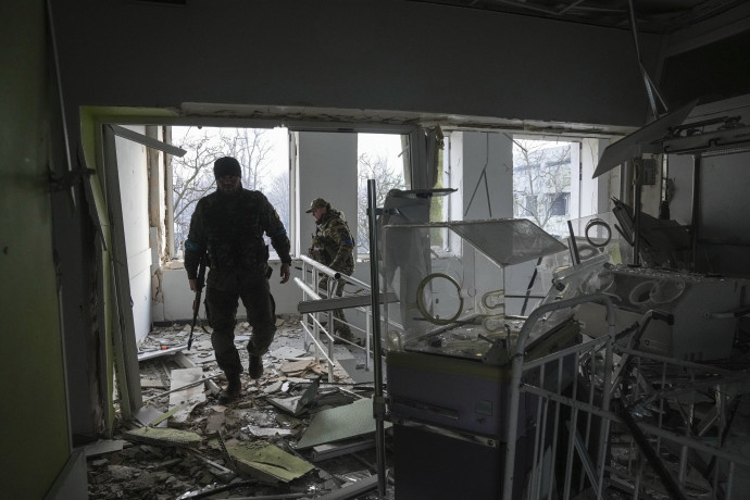 Ukrán katonák dolgoznak a bombatámadásban megrongálódott mariupoli gyermekkórházban 2022. március 9-én – Fotó: Jevhen Maloletka / AP / MTI
