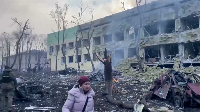 Lebombázott mariupoli gyermekkórház az Ukrán Fegyveres Erők által 2022. március 9-én, csütörtökön közzétett fotón – Forrás: EYEPRESS NEWS / EYEPRESS VIA AFP 