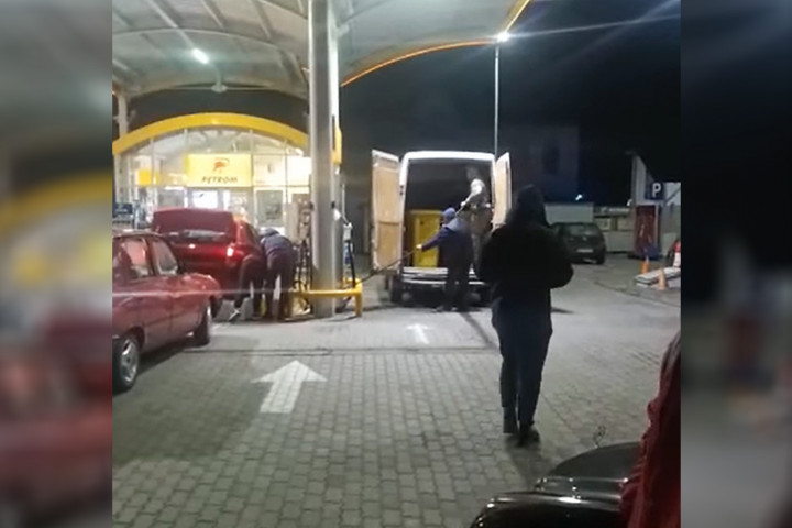 Fact-check: Egy Facebookon terjedő kép miatt Romániában megszállták a benzinkutakat, pedig indokolatlan volt a pánikhangulat