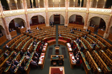 Megszavazta a parlament, hogy elítélik az orosz katonai agressziót, és hogy a háborúból Magyarországnak ki kell maradnia