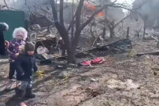 Már egymásra támadnak az emberek az élelemért az ostromlott Mariupolban a Vöröskereszt szerint