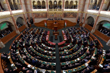 Azonnali kérdések a parlamentben: szex, drogok, korrupció és Szijjártó orosz kitüntetése is szóba került