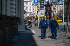 Körözött autótolvajt és zsebest is lefüleltek a rendőrök a villamosvonalakat érintő akciójuk során