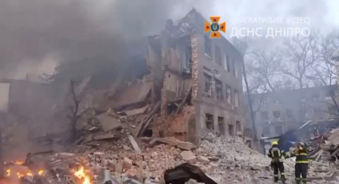 Az ukrán hatóságok által kiadott fotó a támadásokban elpusztult lakóházról Dnyipro külvárosában – Fotó: State Emergency Service of Ukraine / Reuters