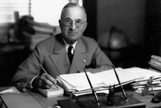 Molotov épp a nácitlanítás lassúságán háborgott, amikor Truman elnök elmondta híres beszédét