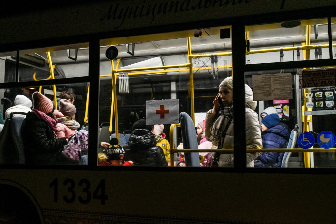 Enerhodarból Zaporizzsjába érkező menekültek az egyik evakuálást végző buszon 2022. március 9-én – Fotó: Dmytro Smoliyenko / NurPhoto / AFP