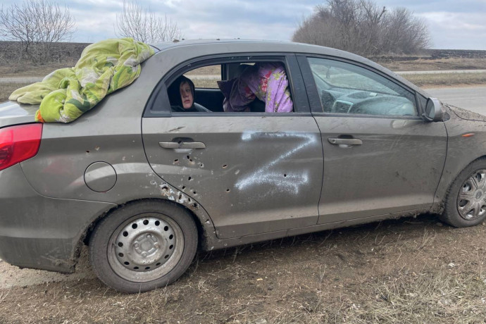 A Bild újságírója szerint az oroszok Z betűt festettek a Volnovahából menekülők autójára