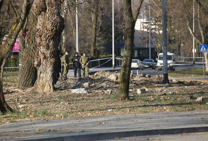 Rendőrök ellenőrzik a becsapódás helyszínét – Fotó: Stipe Majic / Anadolu Agency via AFP