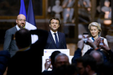 Macron és Von der Leyen: Az EU készen áll újabb orosz szankciókra, semmi sem tabu