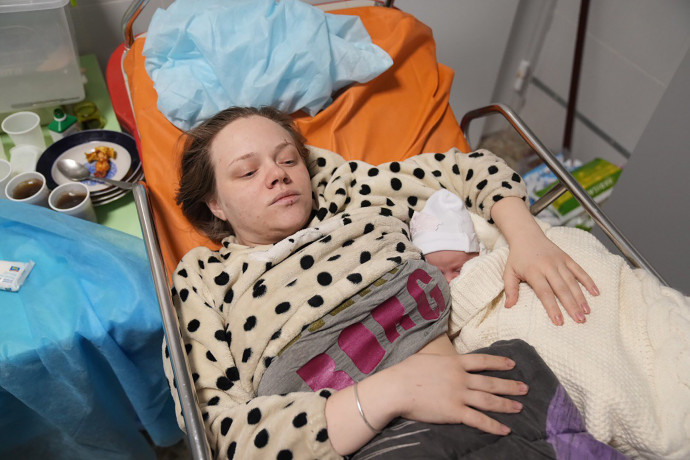 Mariana Visegirszkaja kórházi ágyban fekszik újszülött gyermekével Mariupolban.Fotó: Jevhen Maloletka / Copyright 2022 The Associated Press. All rights reserved