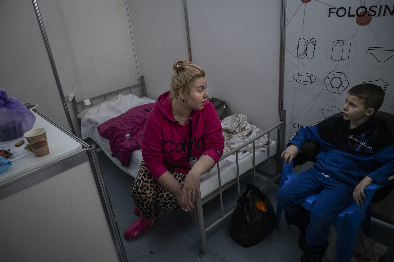 Lilija Kutuzova a fiával a chisinaui ideiglenes szálláson – Fotó: Huszti István / Telex