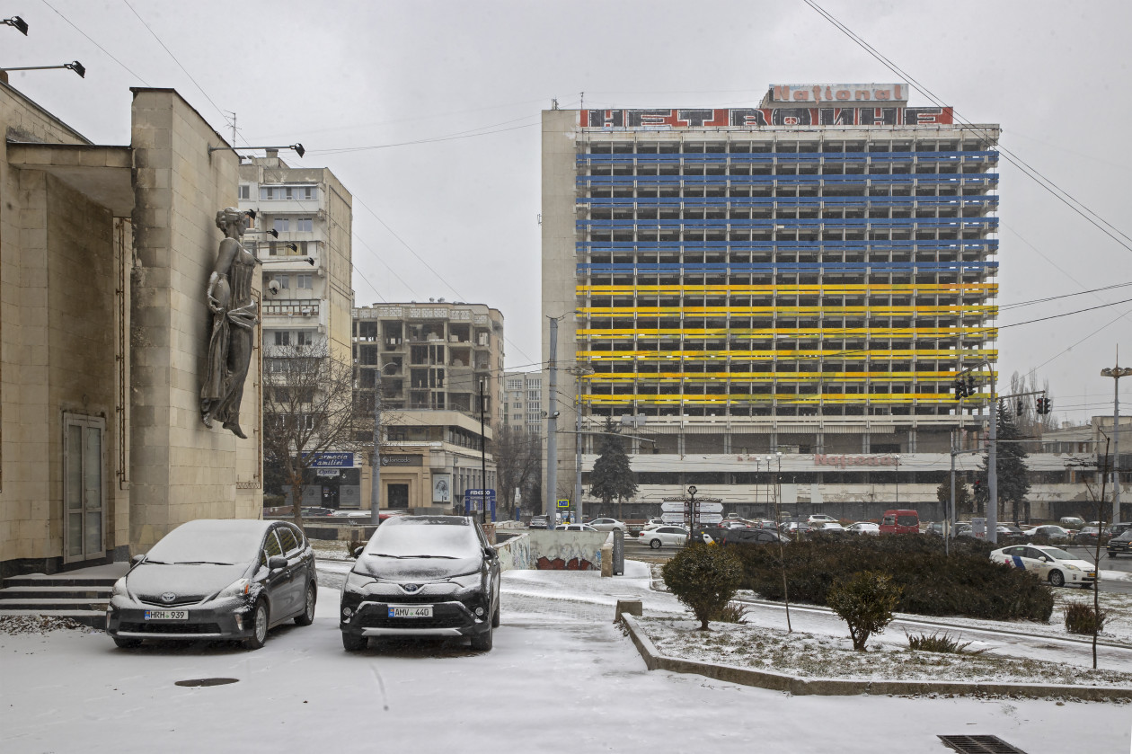  Chisinau központjában ukrán színeket kapott az évek óta használaton kívüli National szálló, tetején üzenettel Oroszországnak: "Nem a háborúra!" – Fotó: Huszti István / Telex