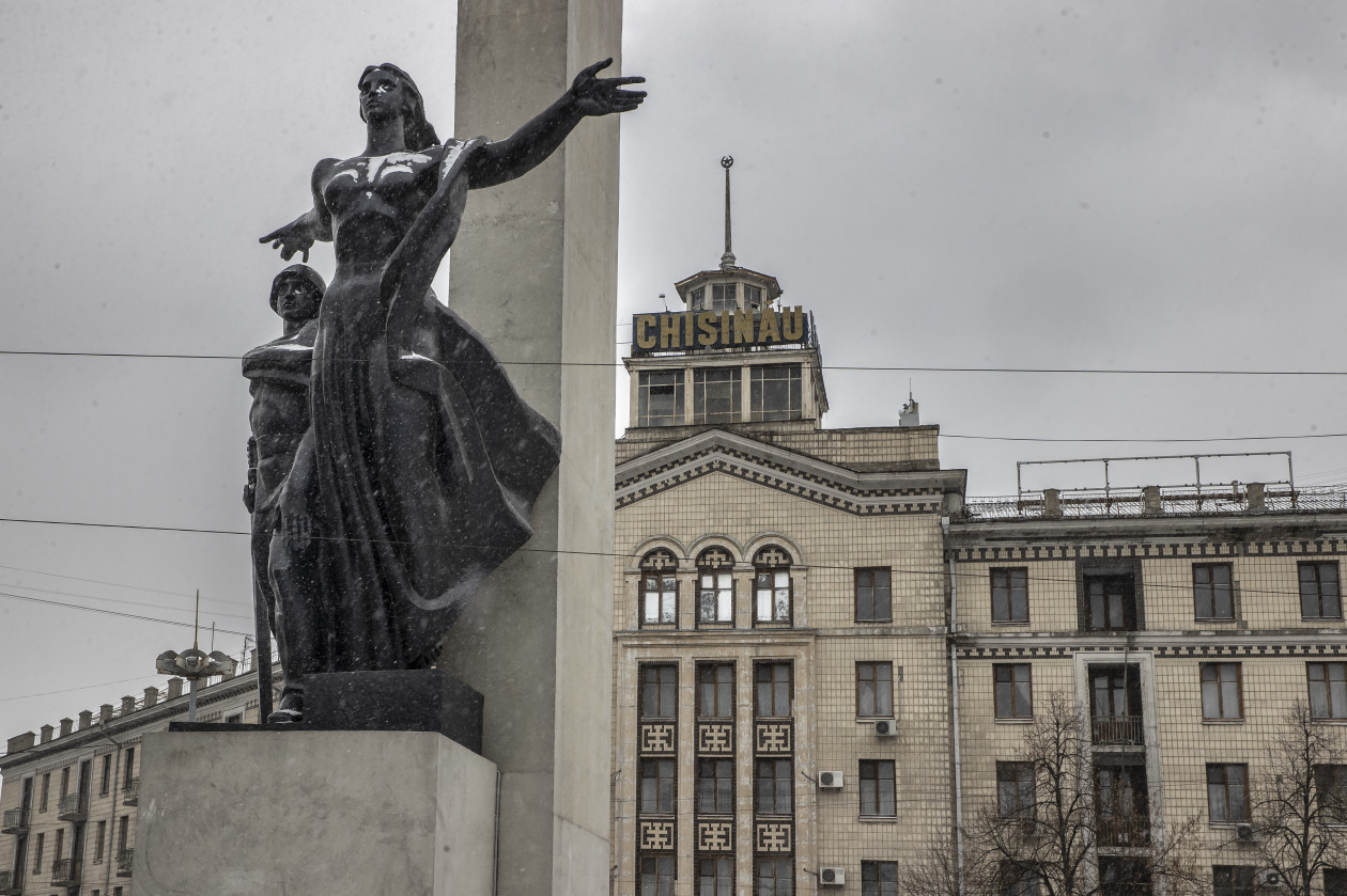  Chisinau központjában ukrán színeket kapott az évek óta használaton kívüli National szálló, tetején üzenettel Oroszországnak: "Nem a háborúra!" – Fotó: Huszti István / Telex