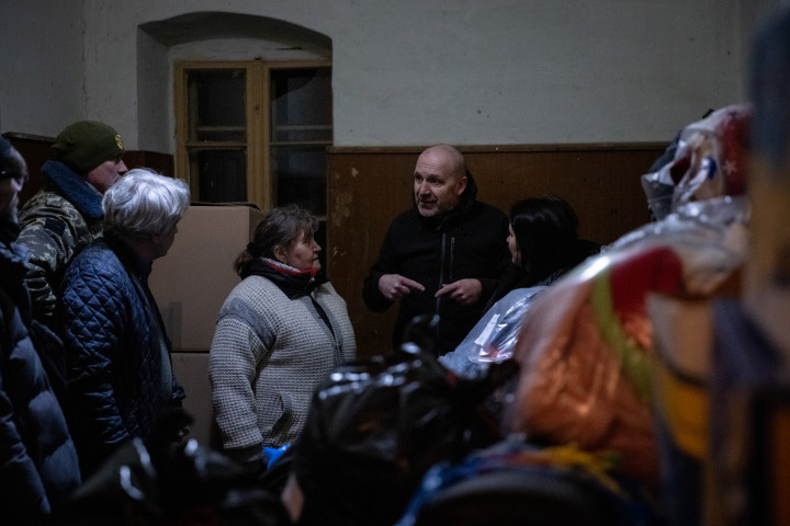 Lubos Tvrdon, Lozornó polgármestere egy adományokkal csurig pakolt kisbusszal érkezett Szlovákiából – Fotó: Ajpek Orsi / Telex