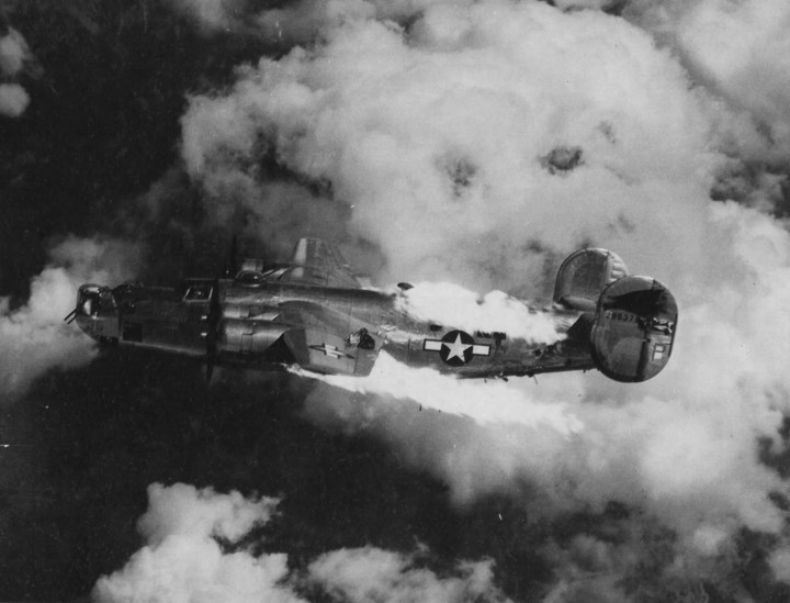 Lángoló B-24 Ausztria fölött 1944-ben, valahogy így nézhetett ki Baggették gépe is – Fotó: US Army Archives