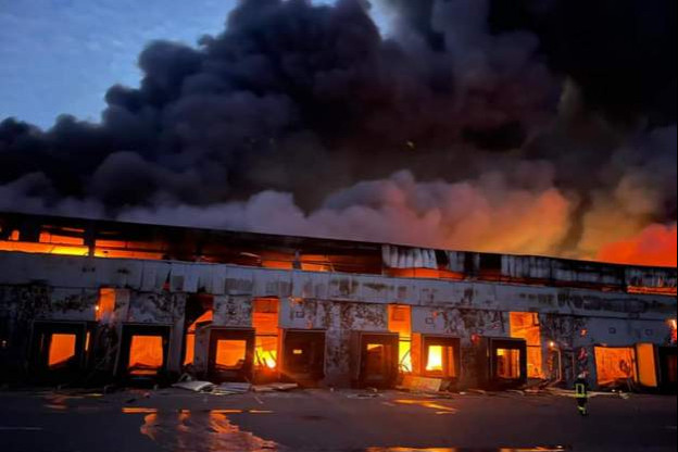 Két olajtároló és egy raktár is ég Kijev közelében, a lakóterületeket is lőhetik