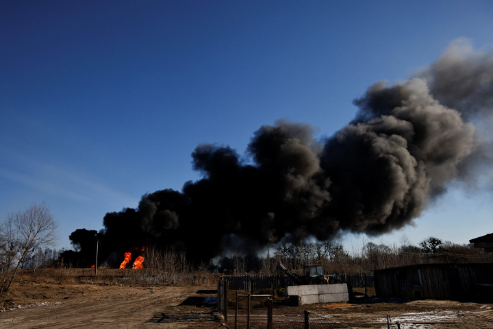 Lángoló üzemanyagtartályok a vaszilkivi katonai repülőtéren – Fotó: Thomas Peter / Reuters