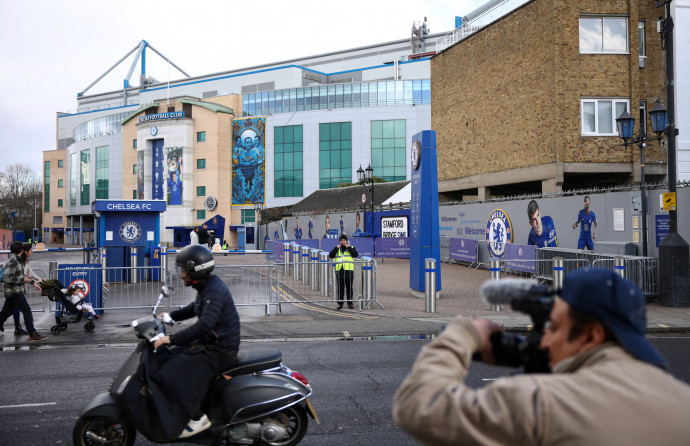 A Chelsea Football Club stadionja, a Stamford Bridge előtt, miután Nagy-Britannia szankciókat vezetett be a klub orosz tulajdonosa, Roman Abramovics ellen – REUTERS/Henry NichollsFotó: HENRY NICHOLLS / Reuters