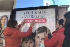 Nincs szükség gyermekvédelminek mondott plakátokra, szólt az ellenzék, és odaragasztották, hogy pedofidesz