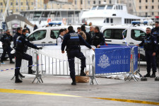 Késsel támadt egy férfi három rendőrre Marseille-ben, a támadót lelőtték