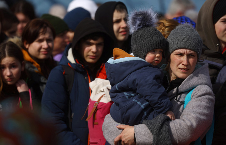 Menekültek állnak sorban az Ukrajnán kívüli biztonságos helyekre szállító buszok előtt az ukrajnai Lviv főpályaudvarán – Fotó: Kai Pfaffenbach / Reuters
