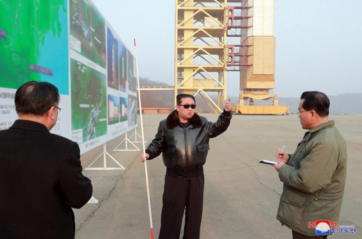 Kim Dzsongun észak-koreai diktátor az állami hírügynökség által kiadott képen, amin állításuk szerint egy műhold fellövésének előkészületeit tekintette meg – Fotó: EyePress News / EyePress via AFP